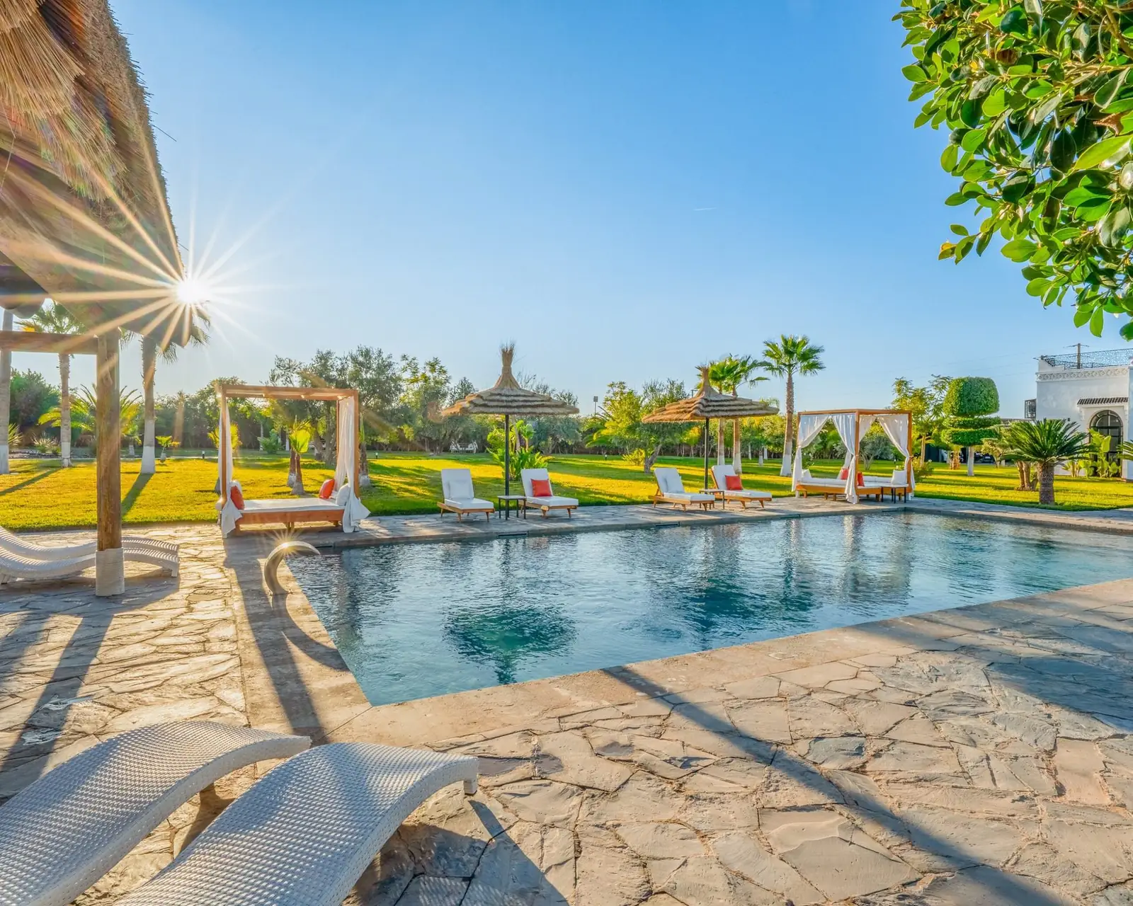 La piscine du domaine en journée