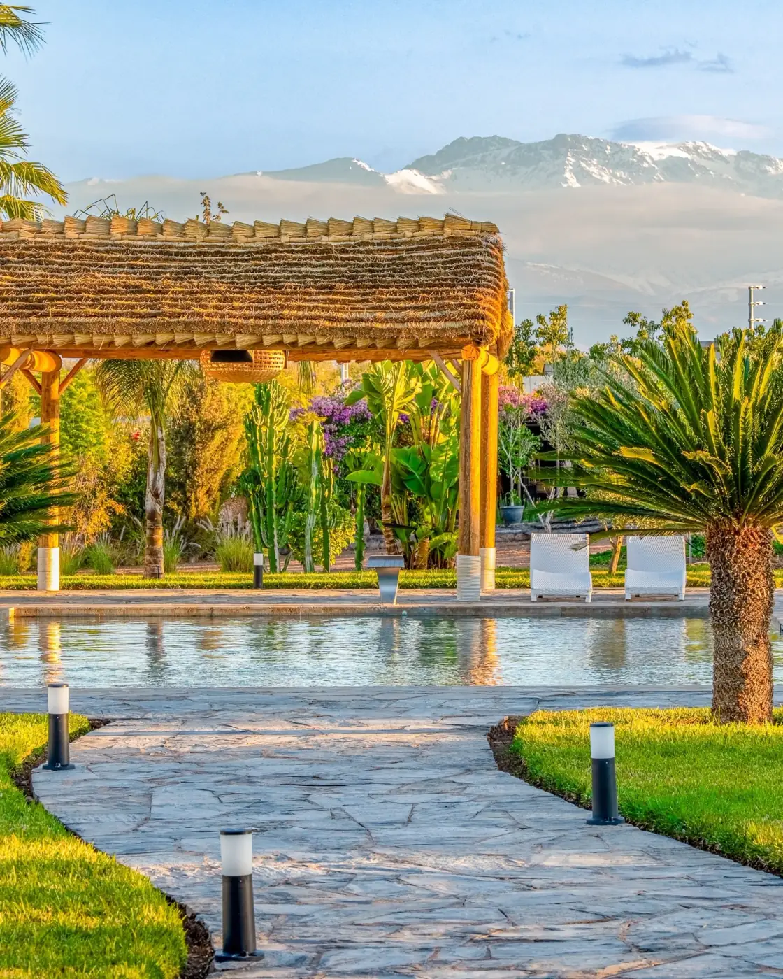 La piscine sous la pergola, au milieu des jardins