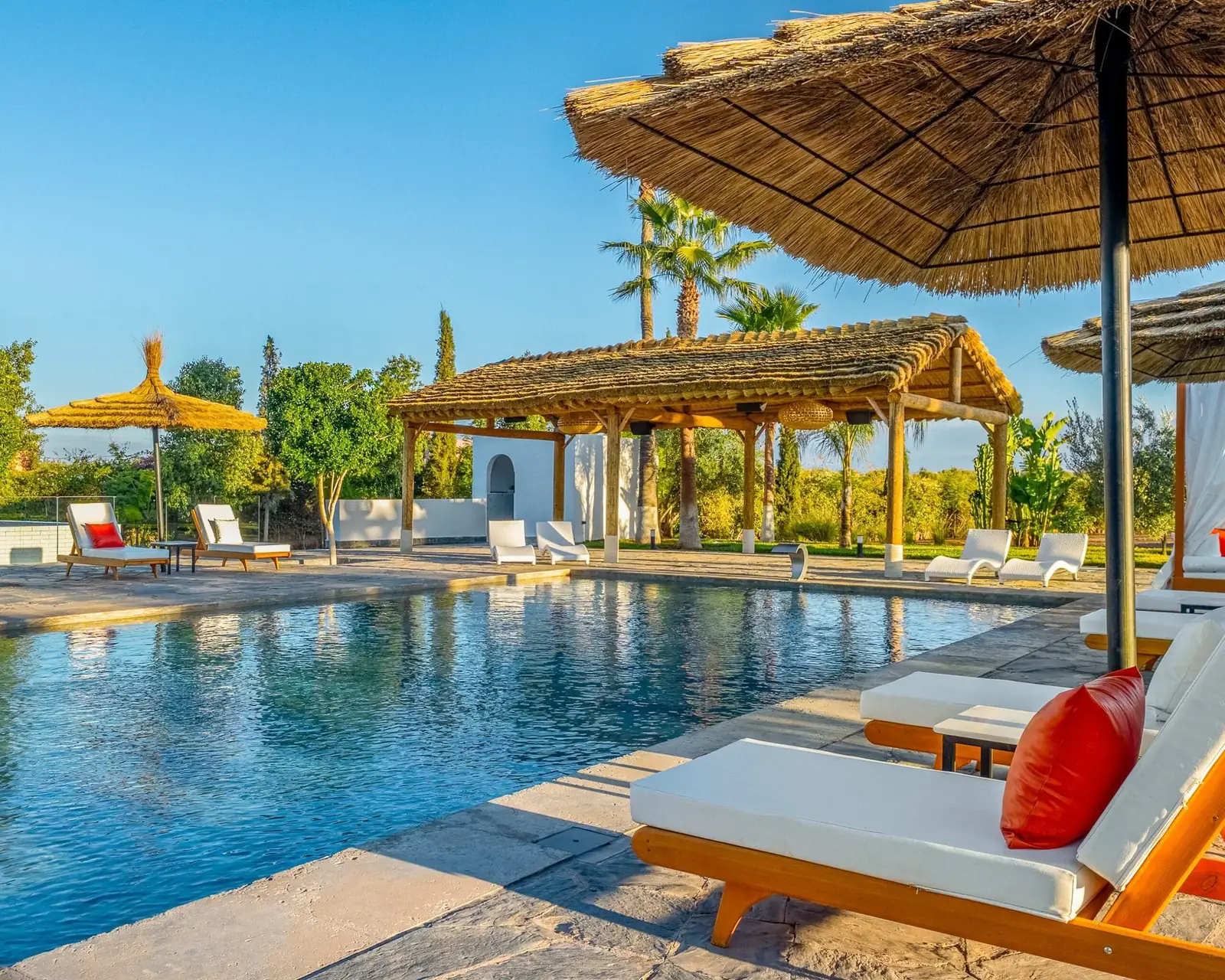 Transats et parasols au bord de la piscine