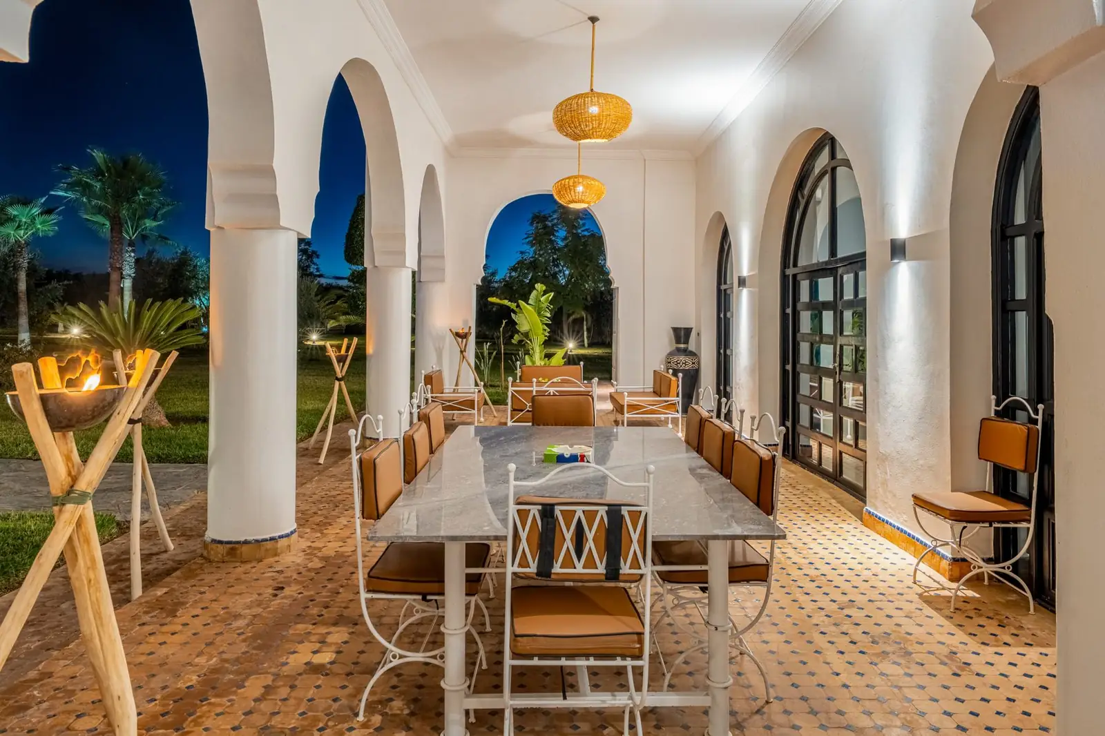 La terrasse couverte du restaurant, sous les arcades
